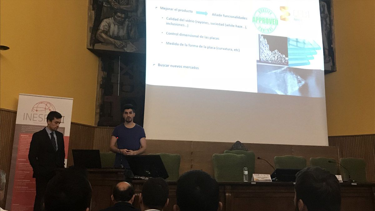 Kevin González y Jorge Villa, estudiantes de la ULE, en la presentación de su proyecto sobre cristal templado. | L.N.C.