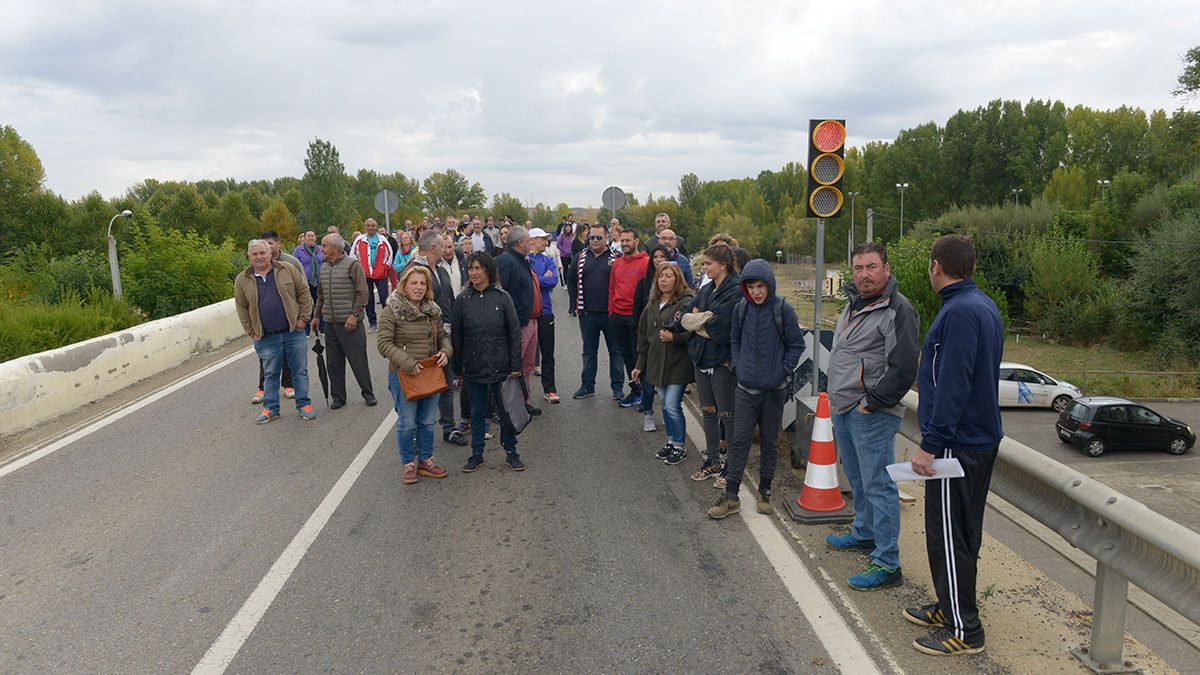 Concentración de protesta de varios vecinos contra los semáforos instalados en el puente. | L.N.C.