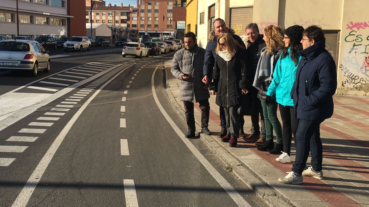 Un momento de la visita municipal al carril bici. | L.N.C.