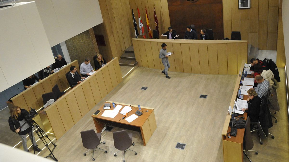 Una sesión plenaria en el Ayuntamiento de Villaquilambre. | DANIEL MARTÍN