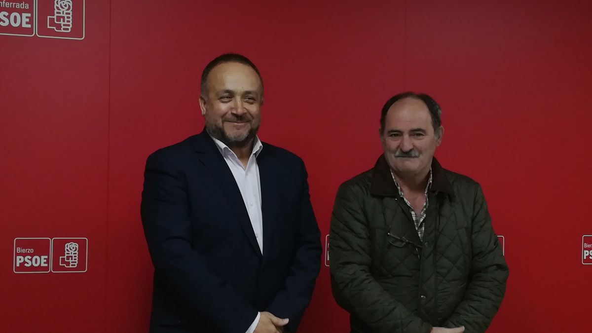 Román Díaz acompañado por el secretario de la comarcal, Gerardo Álvarez Courel en rueda de prensa. | M.I.