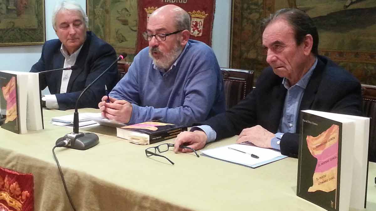 David Díez Llamas, con Ramiro López Valladares y José María Hidalgo, en la Casa de León en Madrid. | L.N.C.