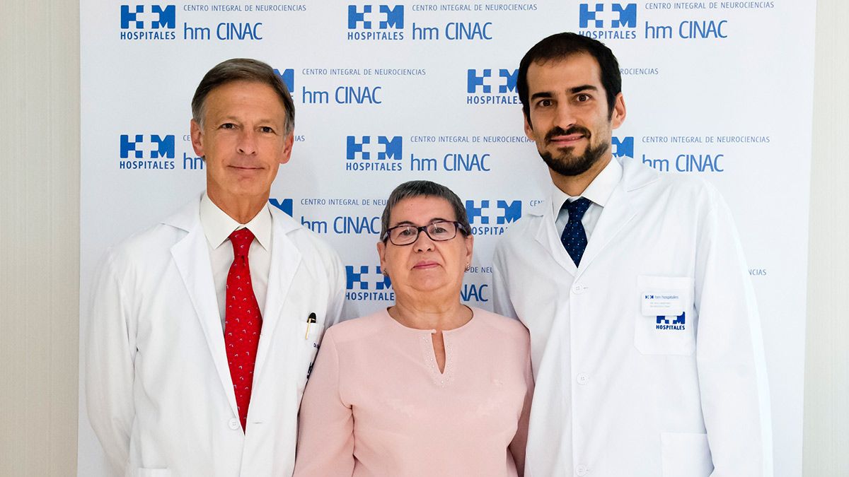 Juana Barajas, primera paciente tratada en 2015 en HM CINAC por ultrasonido focal de alta intensidad (HIFU), acompañada del Dr. José A. Obeso, director de HM CINAC (izquierda), y del Dr. Raúl Martínez, neurólogo e investigador de HM CINAC (derecha).