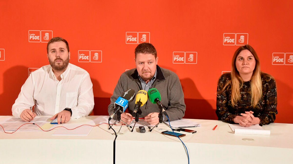 Álvaro Lora, Óscar Álvarez y Gloria Acevedo, este jueves en la sede del PSOE. | SAÚL ARÉN