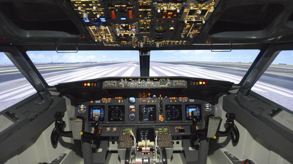 A la izquierda, Alfredo Labarta, responsable del simulador de vuelo de la ULE. A su derecha, uno de los futuros pilotos. | D.A.