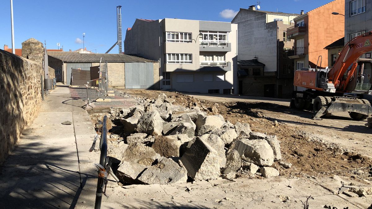 Dos imágenes del desarrollo de los trabajos de remodelación de la Plaza de El Salvador, ayer por la mañana. | ABAJO