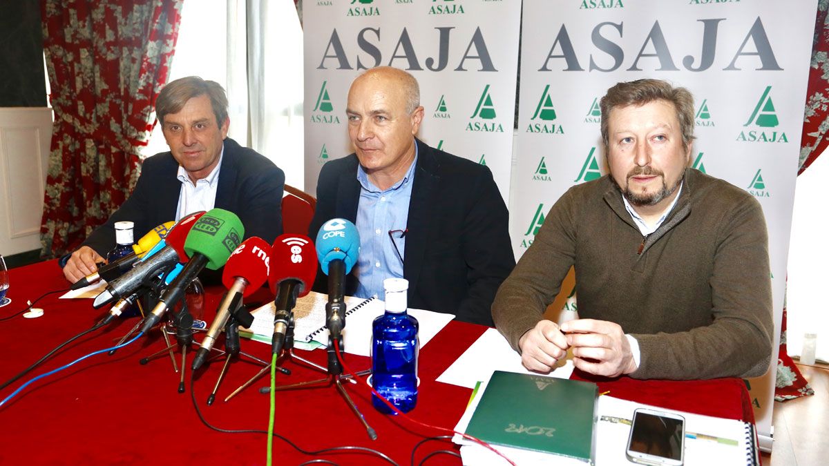 De izquierda a derecha, la directiva de Asaja con Arsenio García, José Antonio Turrado y Pedro Cañón. | ICAL