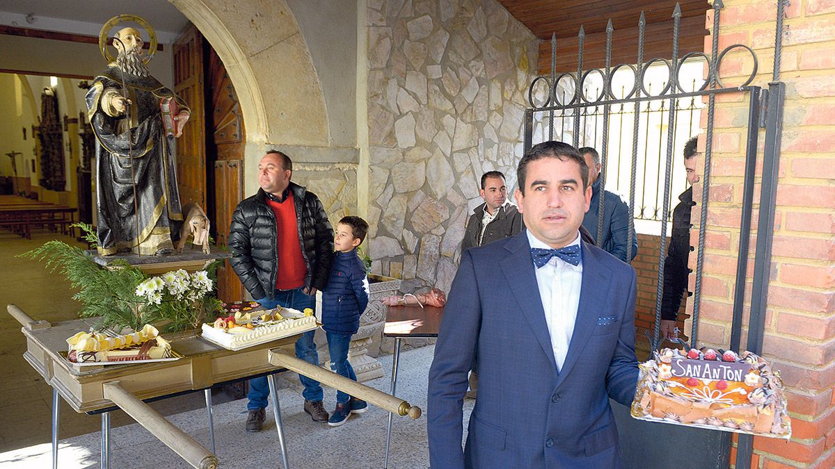 El Mayordomo, Carlos Fuertes, encargado de subastar una de las tartas de San Antón en Algadefe. | MAURICIO PEÑA