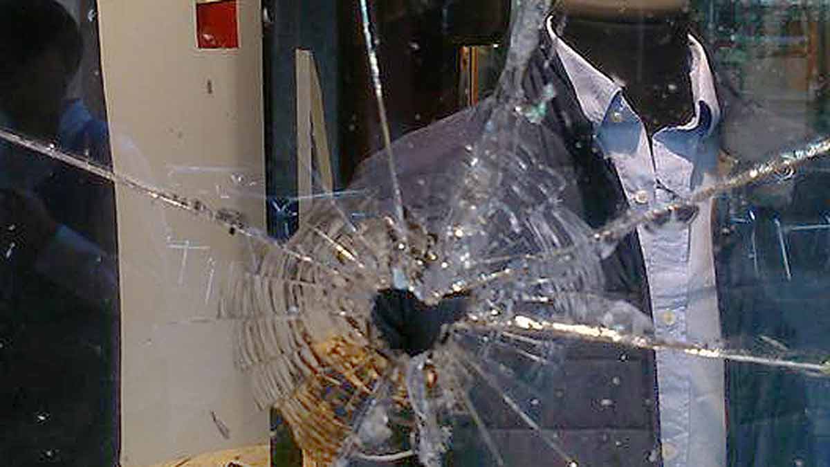 Escaparate dañado en un establecimiento de la calle Astorga de La Bañeza. | ABAJO