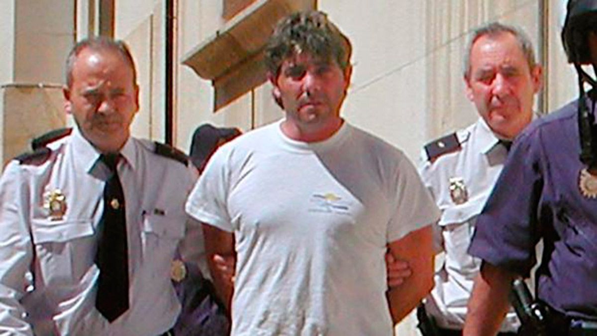 José Javier Salvador Calvo es conducido por la Policía Nacional en 2003 tras ser detenido. | ABC José Javier Salvador Calvo es conducido por la Policía Nacional en 2003 tras ser detenido. | ABC