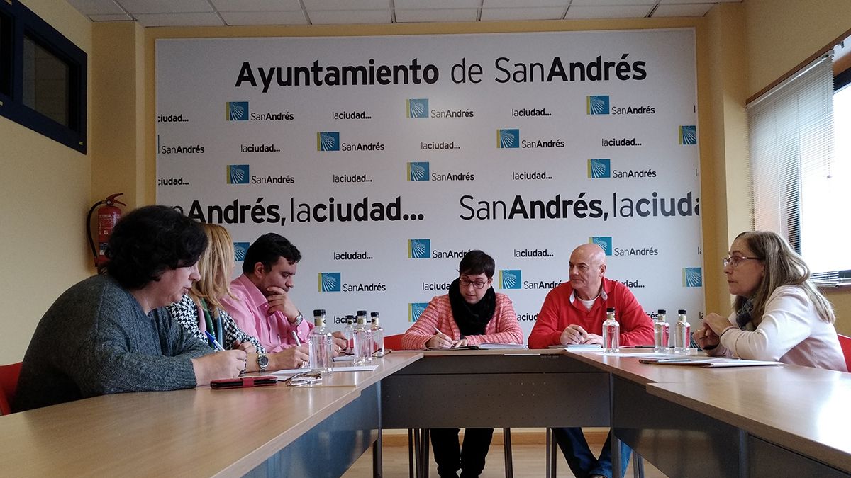 Laura Fernández, Noelia Álvarez, Fernando Prieto Olite, Camino Cabañas, Juan Carlos González y Rosa Fernández. | L.N.C.