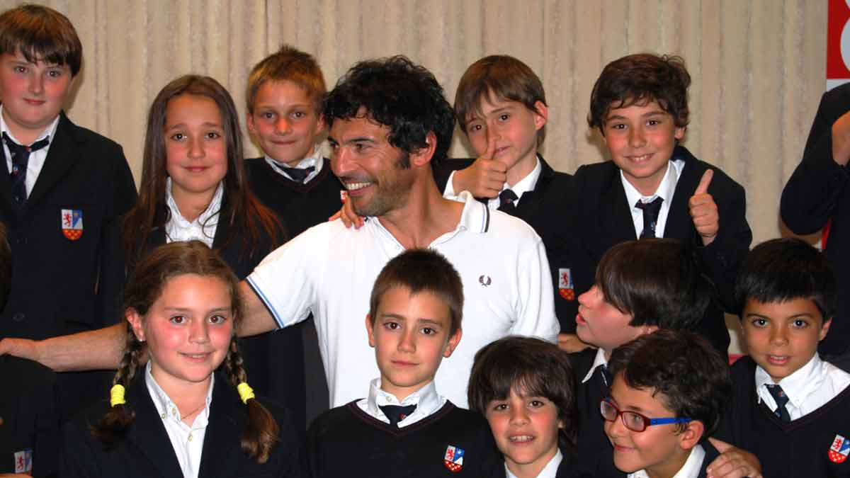 Quico Taronjí, con algunos de los alumnos del Colegio Peñacorada. | L.N.C.