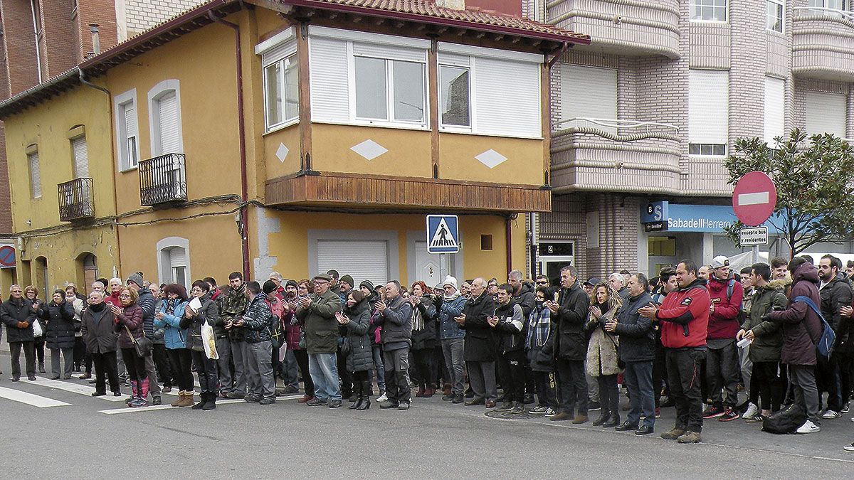 Alumnos, profesores, padres, y vecinos se sumaron a la concentración. | E.N.