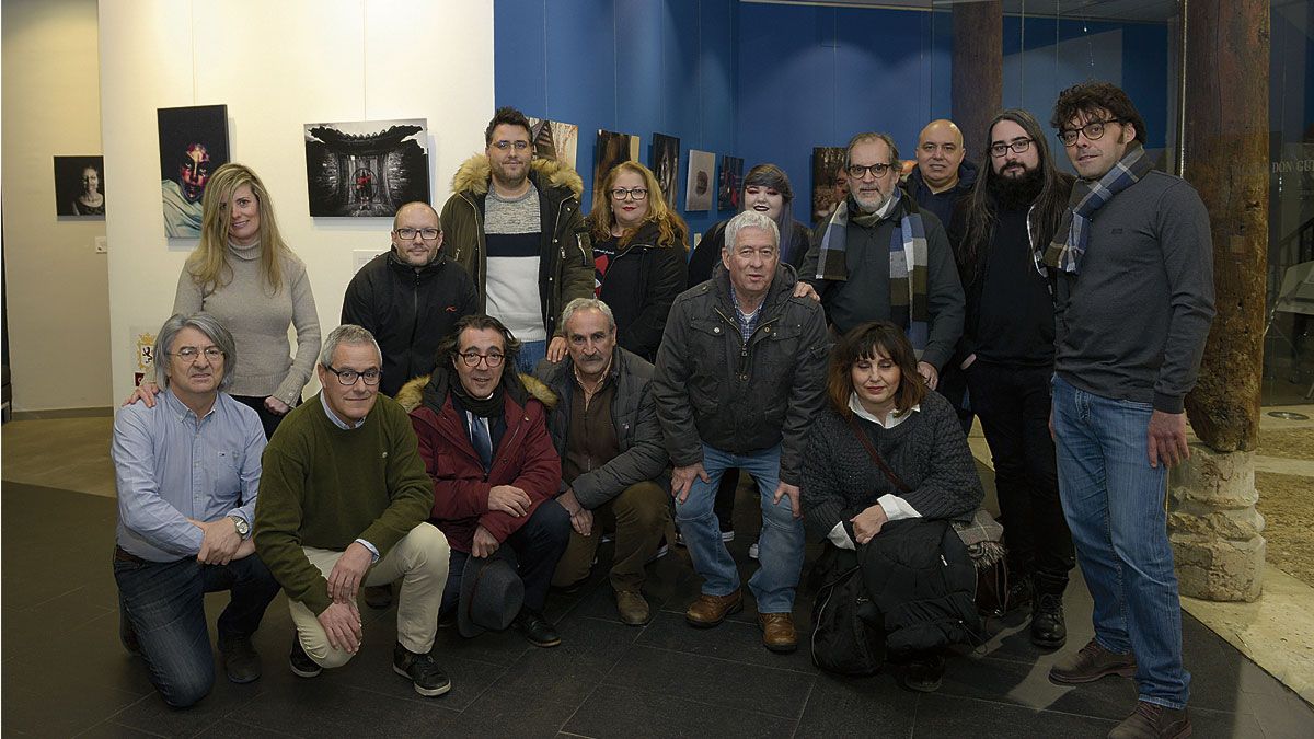 Foto de familia de los componentes del colectivo de fotógrafos ‘Diafragma León’ que exponen actualmente en el Palacio Don Gutierre.