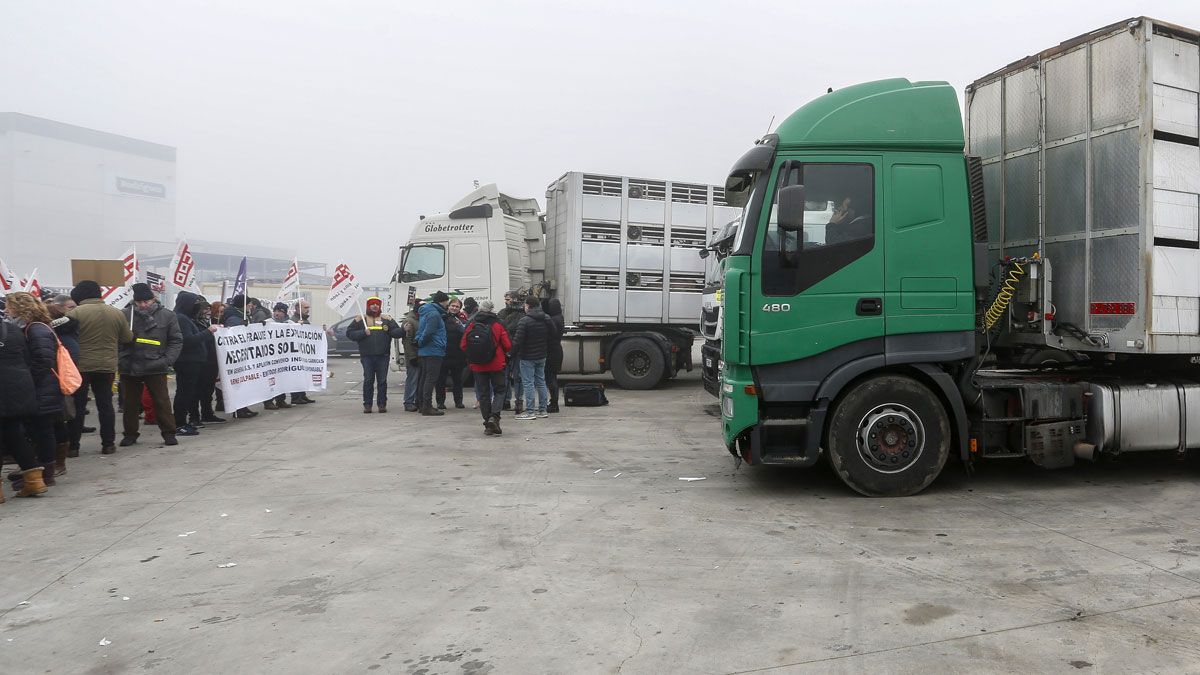 Un momento de la protesta ante la fábrica de Soto de la Vega del pasado miércoles. | ICAL