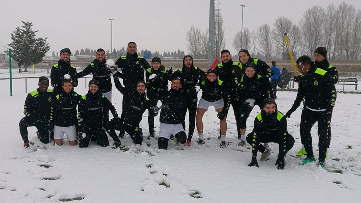 Los jugadores de la Cultural, durante el entrenamiento pasado por la nieve de este sábado en el Área. | CYDLEONESA