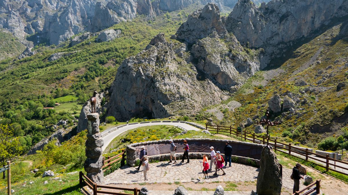 Un grupo de visitantes accede a uno de los miradores que hay en Picos de Europa en una imagen de archivo. | EDUARDO MARGARETO (ICAL)