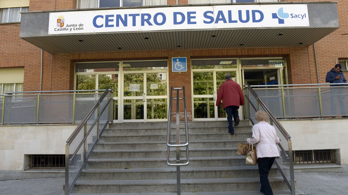 El centro de salud de José Aguado también soporta problemas de falta de médicos y sobrecarga de trabajo. | MAURICIO PEÑA