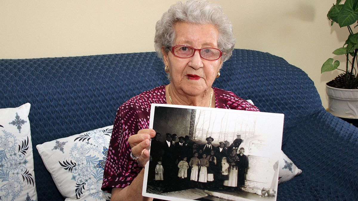 Irene Alonso, ahijada de Eleuterio Canseco, con una foto de la época. | ICAL