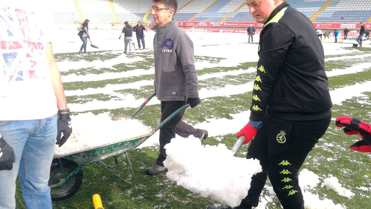 Un instante de la limpieza del campo este domingo. | CYDLEONESA