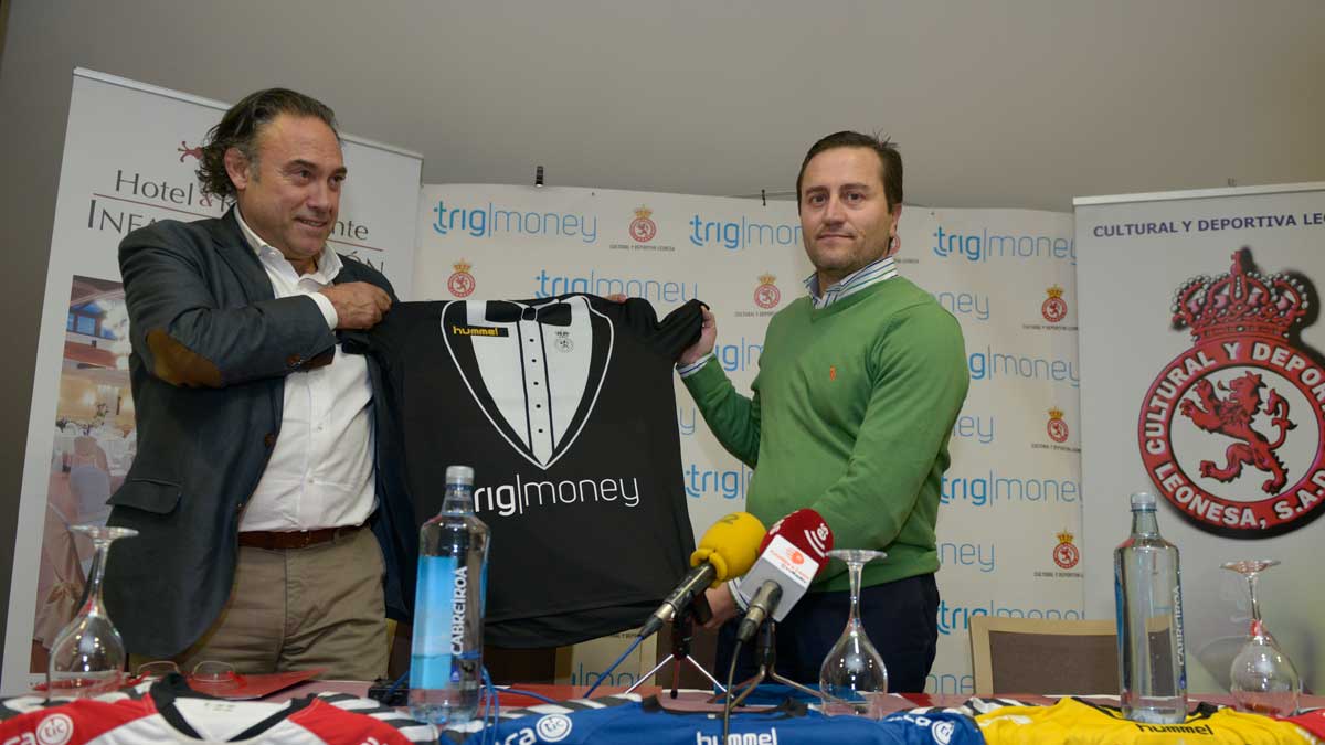 Felipe Llamazares y Juan Carlos Castro en la presentación del acuerdo de la Cultural con Trig. | MAURICIO PEÑA