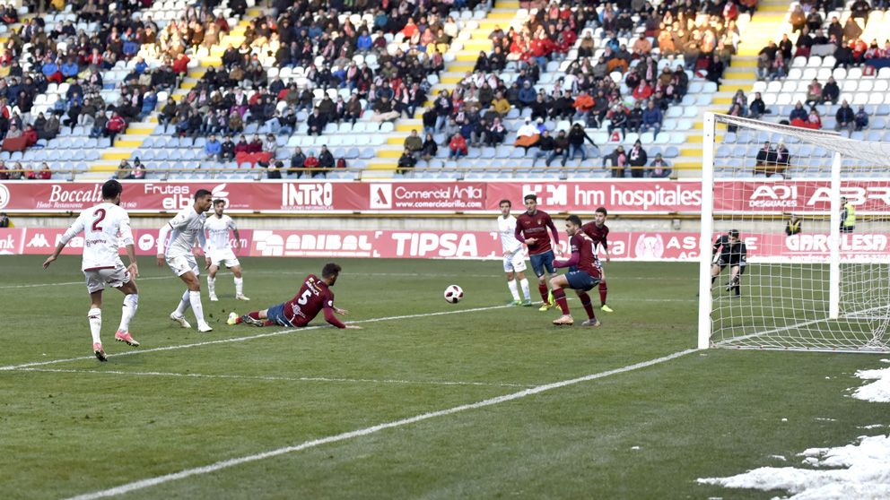 Aridane marca el gol con el que la Cultural abría el marcador. | SAÚL ARÉN
