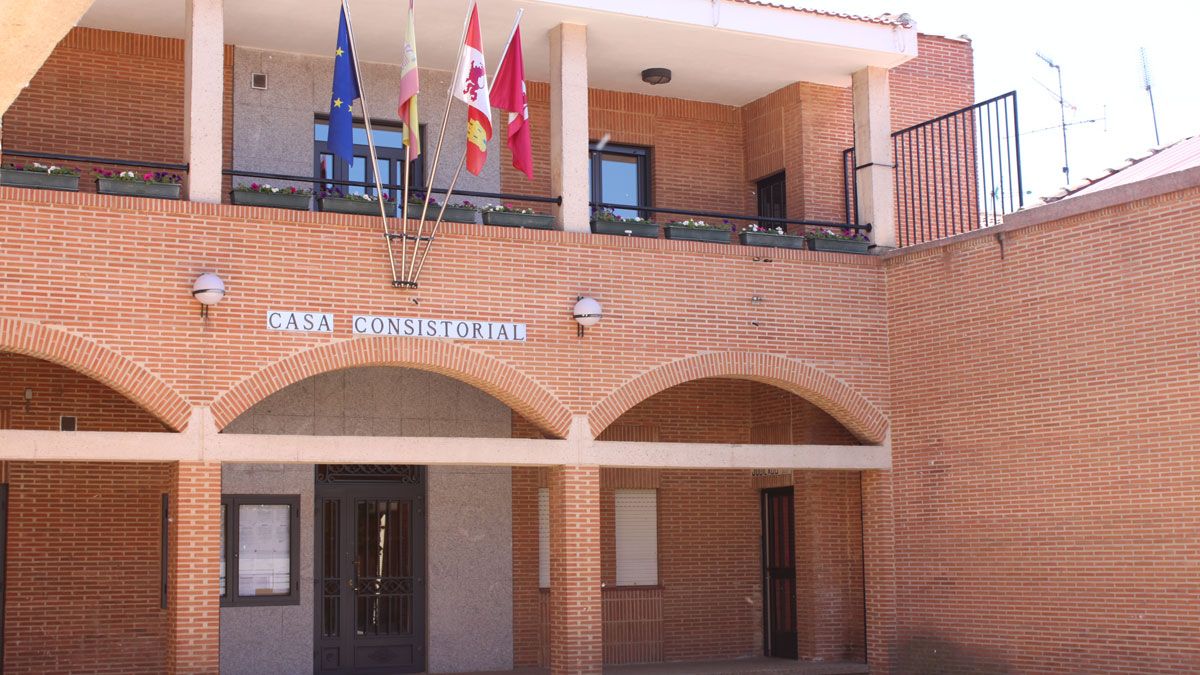 El Ayuntamiento del municipio, situado en la localidad de Santa Marina del Rey. | P. FERRERO