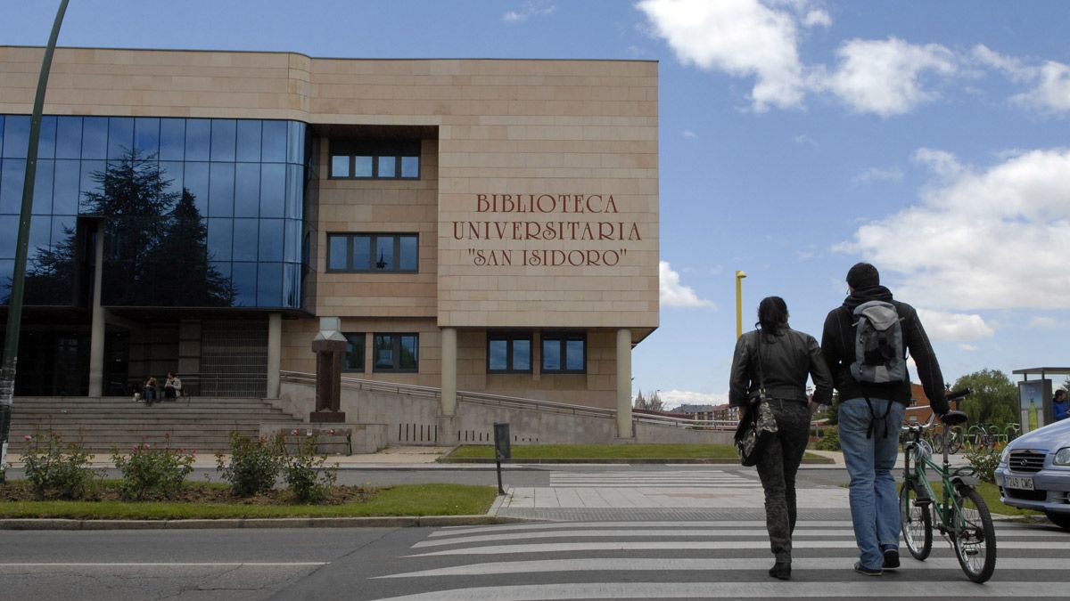 Dos estudiantes se dirigen a la Biblioteca San Isidoro. | MAURICIO PEÑA