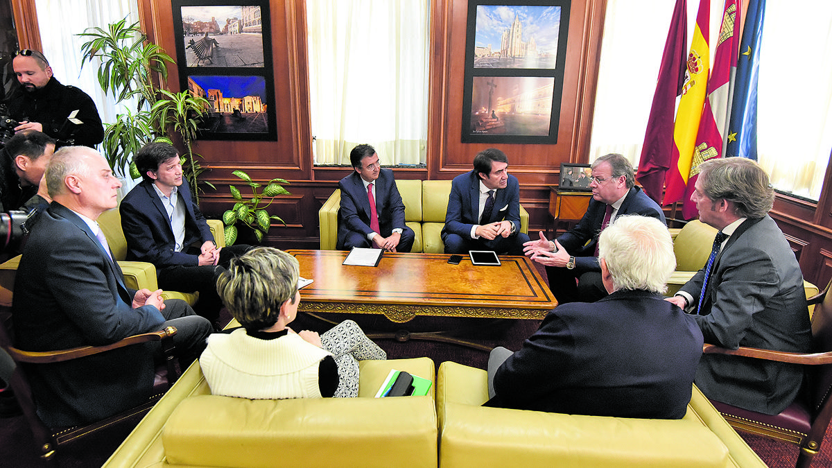 Los responsables del congreso ITE+3R fueron recibidos ayer en el Ayuntamiento de León. | SAÚL ARÉN