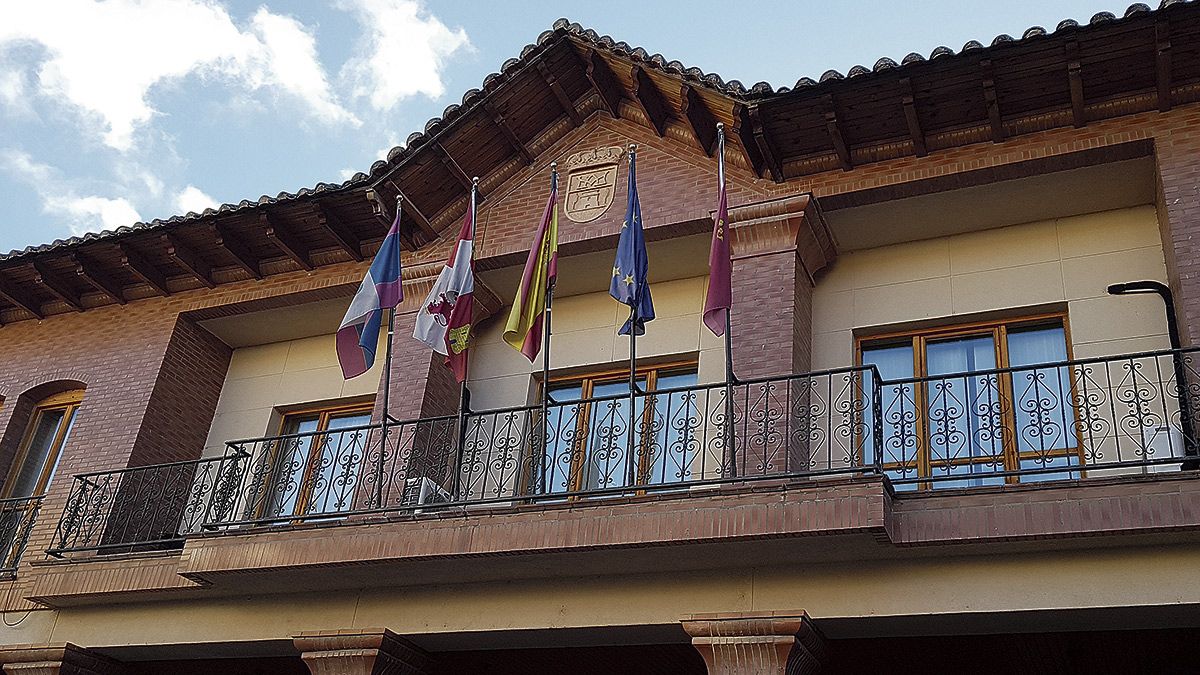 Fachada del Ayuntamiento de Santa María del Páramo. | T.G.