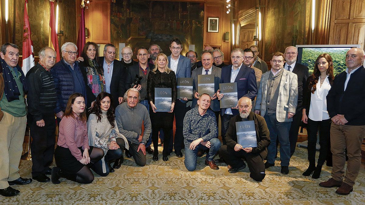 Foto de familia en la que autores, colaboradores y representantes de la institución provincial arroparon a la viuda de Javier Tomé. | CARLOS S. CAMPILLO (ICAL)