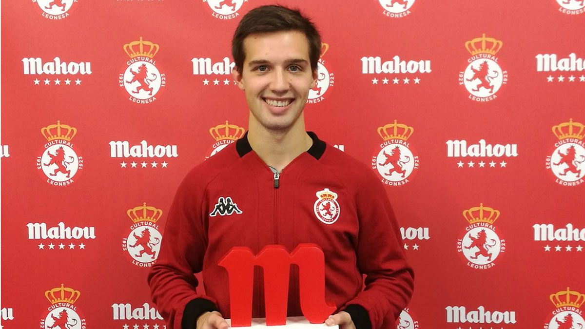 Eneko Capilla recibió el premio al mejor jugador del mes de diciembre. | L.N.C. Eneko Capilla recibió el premio al mejor jugador del mes de diciembre. | L.N.C.