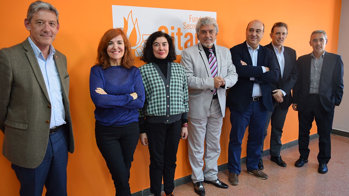 De izquierda a derecha, Isidro Rodríguez, director general de la Fundación Secretariado Gitano, Elvira Lindo, Chus Gutiérrez, Paco Suárez, Javier Martos, José Luis Román y Francisco Moro. De izquierda a derecha, Isidro Rodríguez, director general de la Fundación Secretariado Gitano, Elvira Lindo, Chus Gutiérrez, Paco Suárez, Javier Martos, José Luis Román y Francisco Moro.