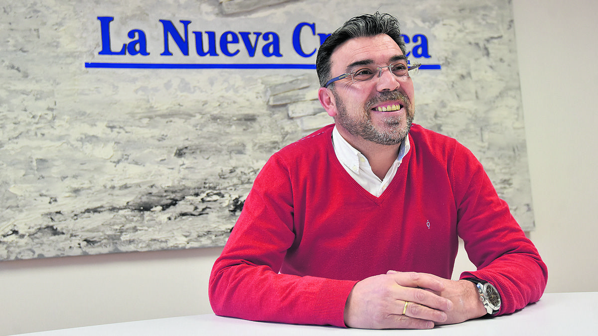 Un instante de la entrevista con el concejal de Comercio, Pedro Llamas, para hacer balance de la capitalidad gastronómica. | SAÚL ARÉN