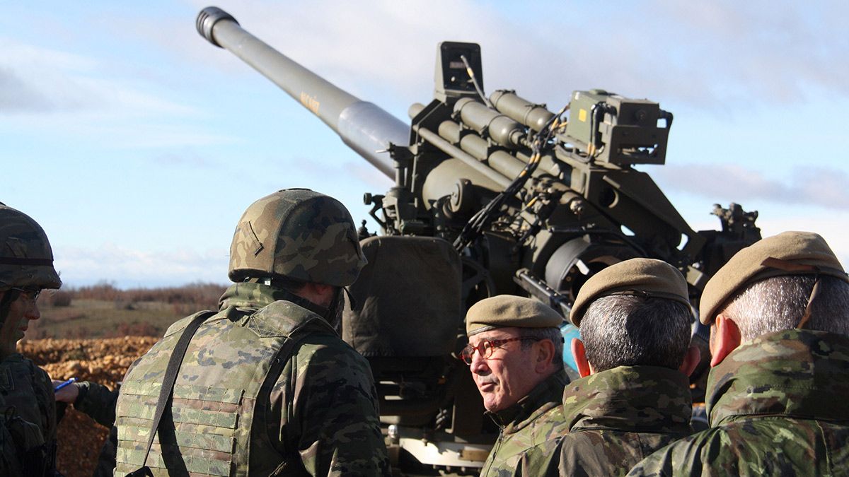 El teniente general Juan Gómez de Salazar Mínguez, jefe de la Fuerza Terrestre del Ejército de Tierra (Gefuter), visita al Mando de Artillería de Campaña (Maca), en la Base Conde de Gazola del Ferral. | ICAL