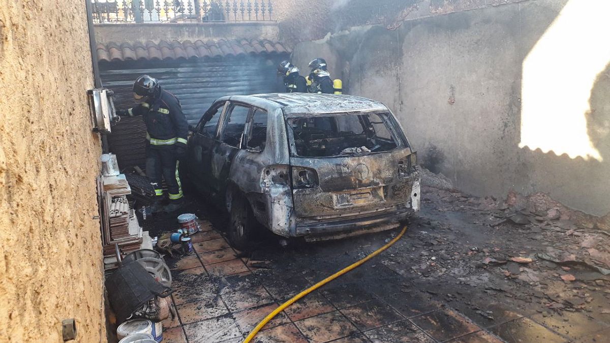 El vehículo calcinado, que estaba dentro de la vivienda. | BOMBEROS AYTO DE LEÓN El vehículo calcinado, que estaba dentro de la vivienda. | BOMBEROS AYTO DE LEÓN