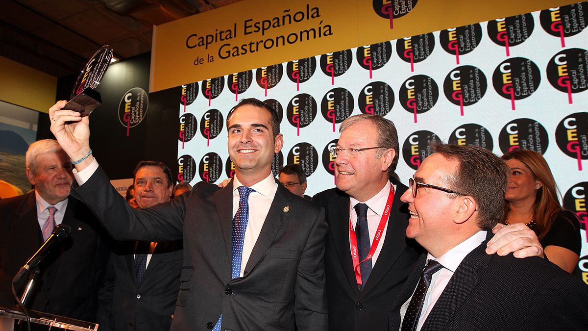 El alcalde de León, Antonio Silvan, da el relevo al regidor de Almería de la Capitalidad Gastronómica. | ICAL