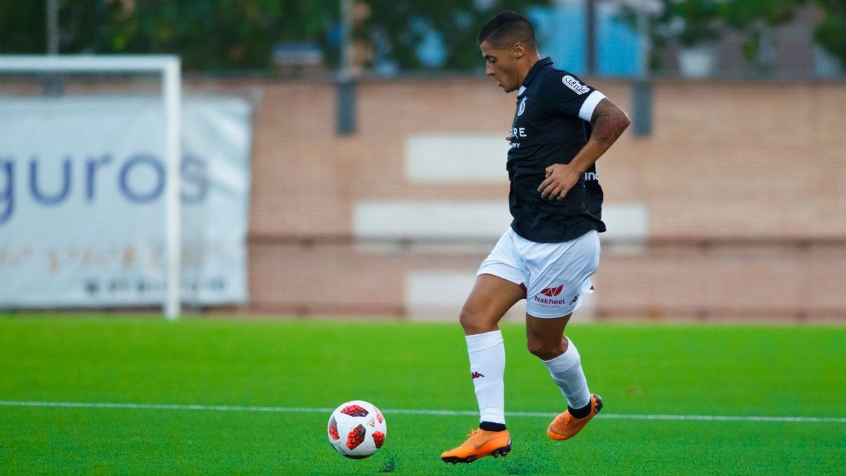 Hugo Rodríguez controla un balón sobre el césped artificial de Navalcarnero. | LOF