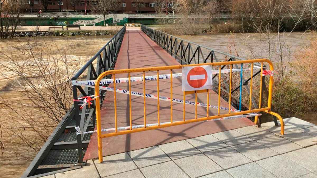 Los pasos superiores peatonales del Bernesga a su paso por León capital están cerrados. | L.N.C. Los pasos superiores peatonales del Bernesga a su paso por León capital están cerrados. | L.N.C.