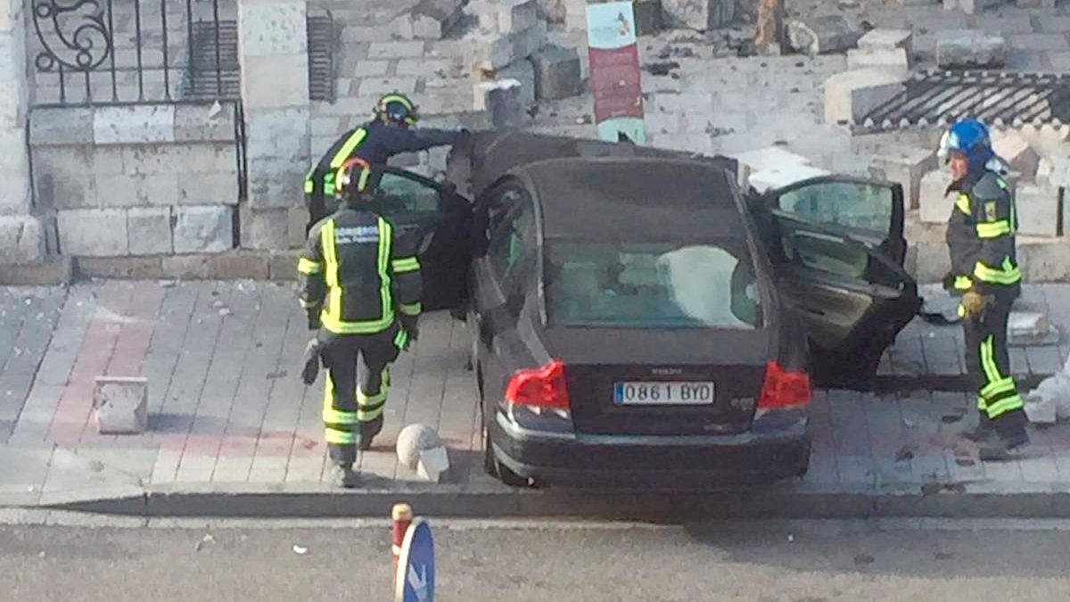 Estado en el que quedó la entrada de la iglesia tras estrellarse allí el coche. | ICAL