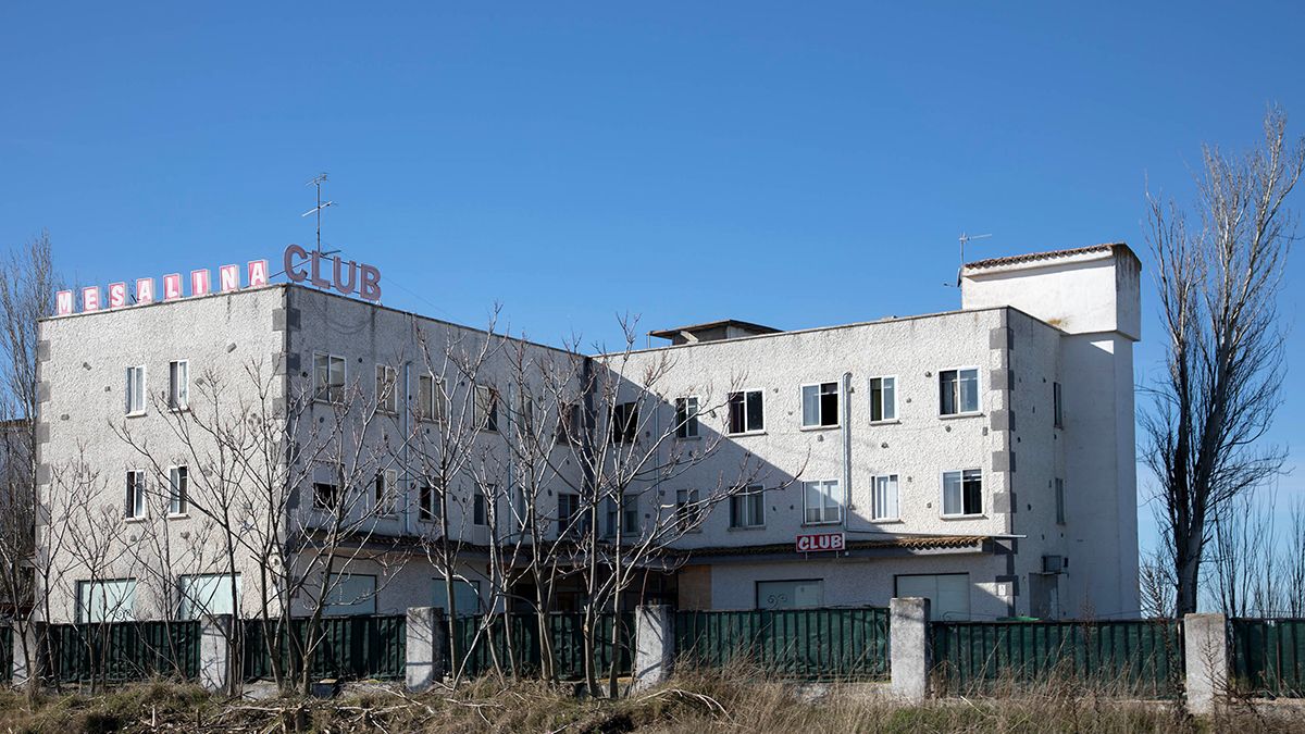 El local está situado en la carretera entre Salamanca y Cáceres, en Miranda de Azán. | ICAL