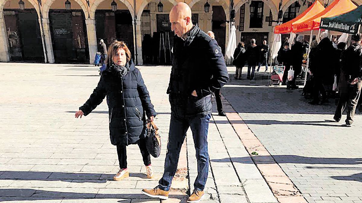 El portavoz del PSOE, José Antonio Diez, en la Plaza Mayor. | L.N.C.