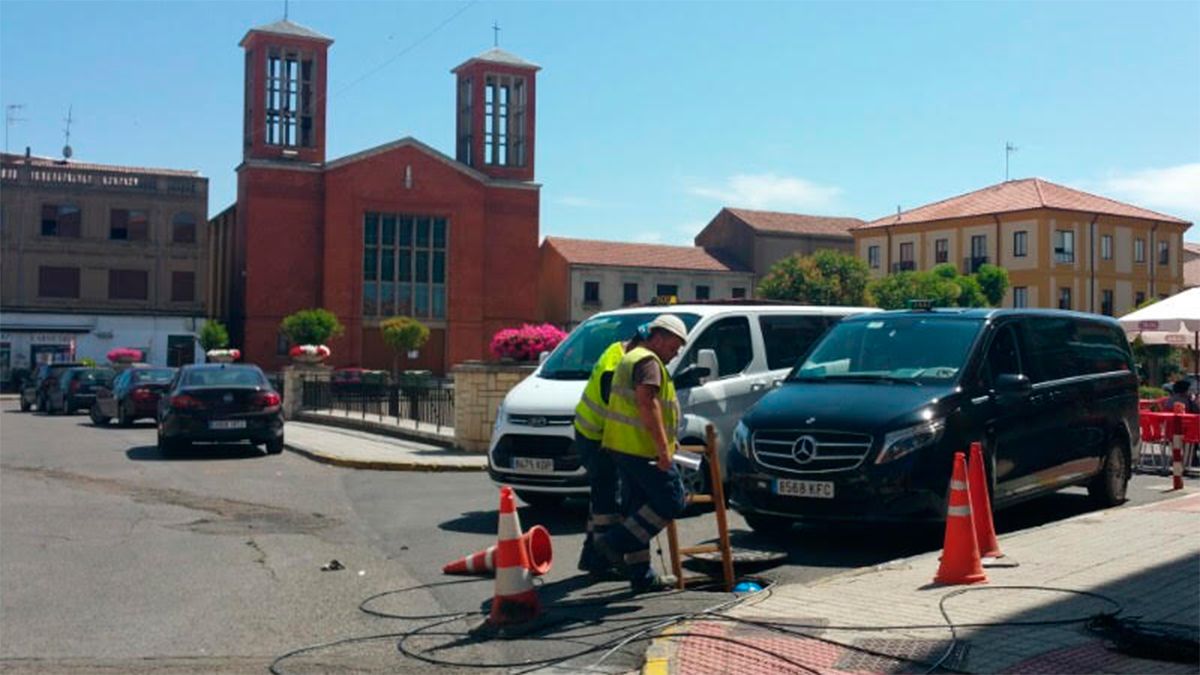 Operarios realizando la instalación en la zona de la Plaza de España de Veguellina de Órbigo. | P.F.