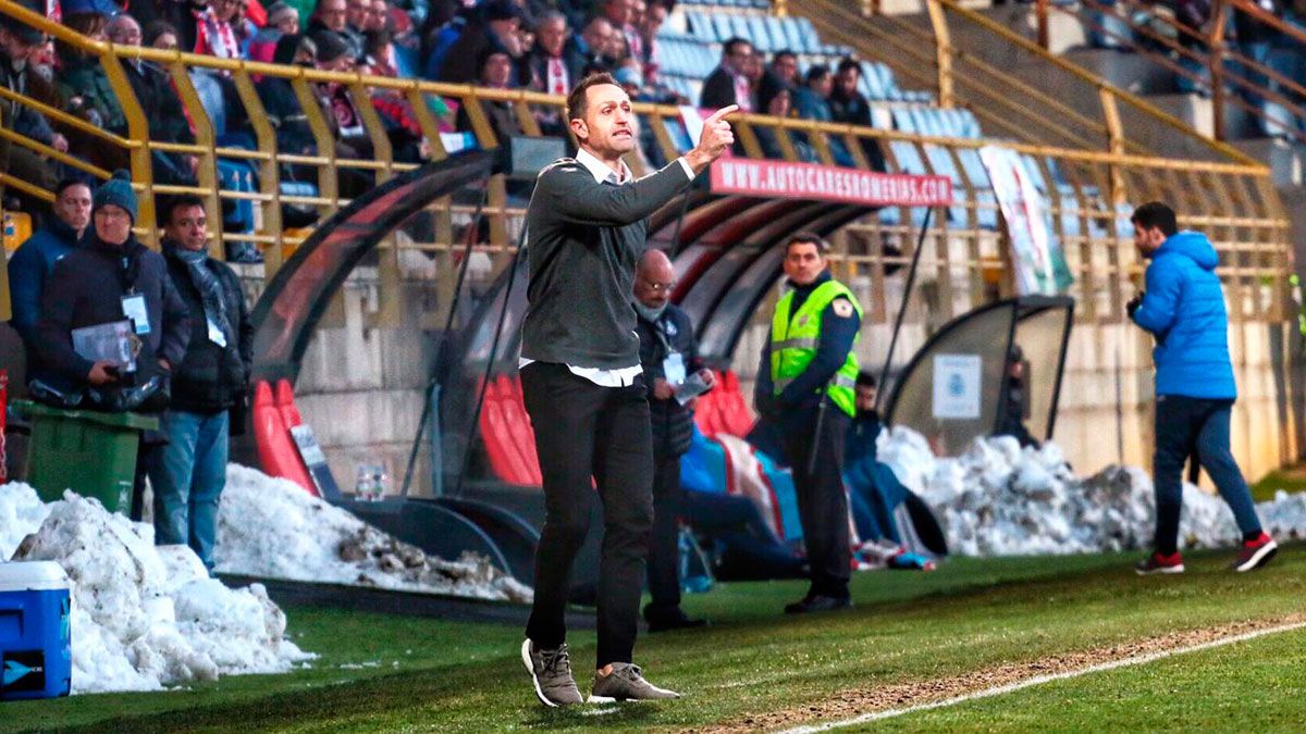 Aira da instrucciones durante el choque frente al Pontevedra. | CYDLEONESA