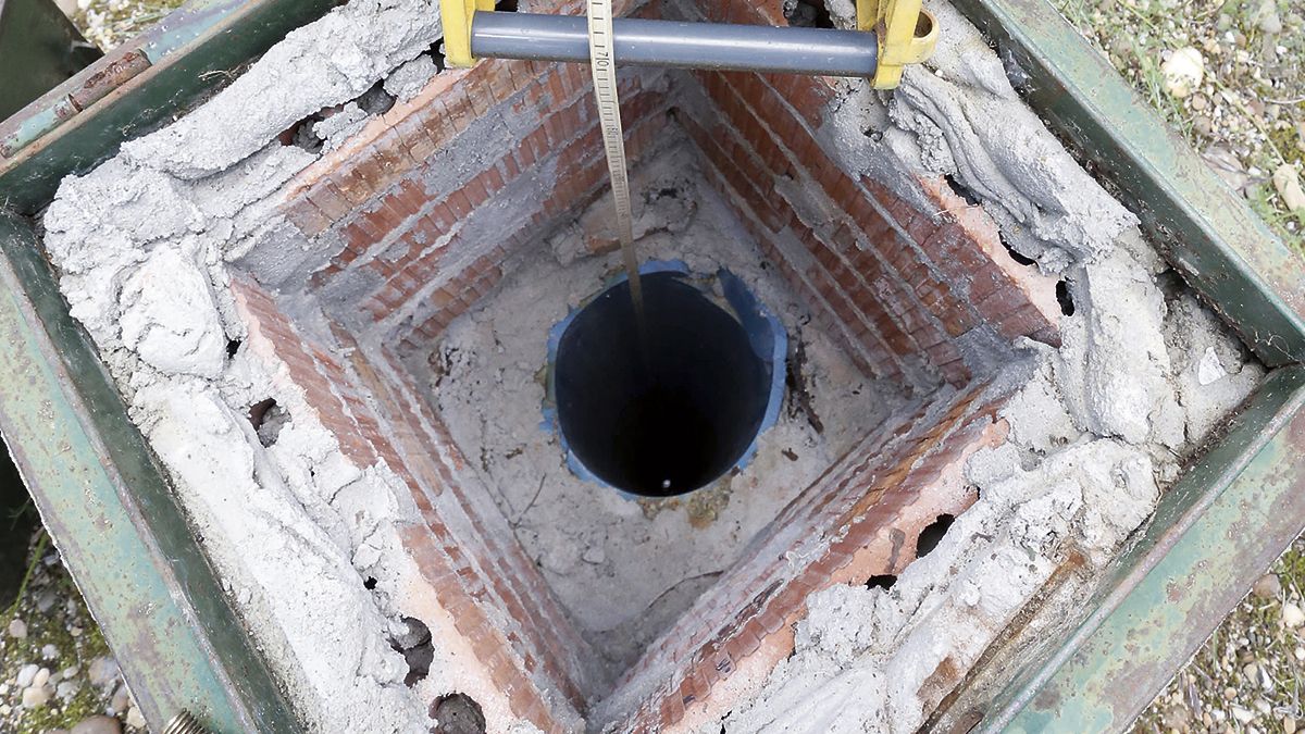 Medición en un sondeo protegido por una arqueta de obra y una puerta metálica. | ICAL