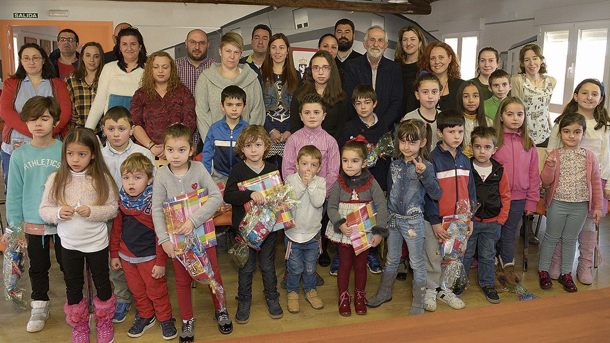 Foto de grupo de los alumnos de la escuela de Cabreros del Río junto a sus familias y miembros de la corporación municipal. | MAURICIO PEÑA