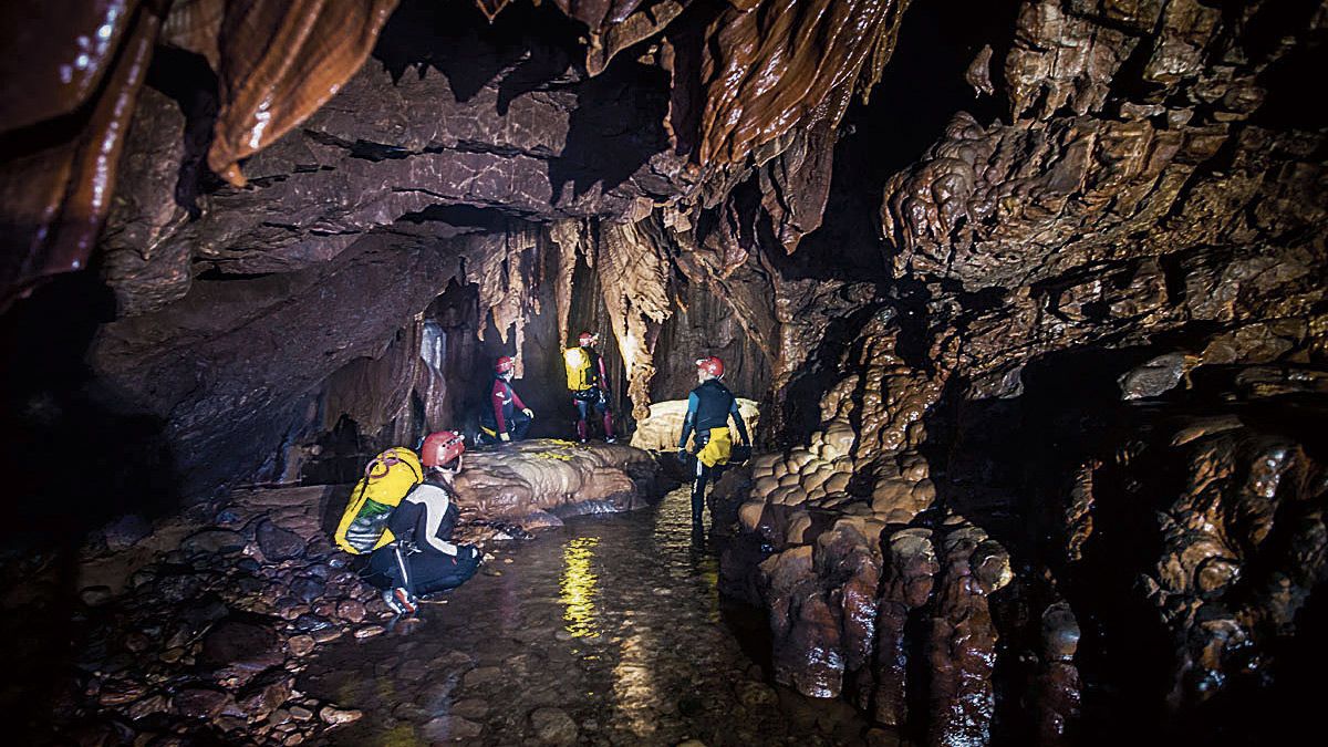 Un grupo de turistas sigue el curso de aguas de la Cueva de Valporquero, lo mejor del turismo activo nacional. | GUHEKO Un grupo de turistas sigue el curso de aguas de la Cueva de Valporquero, lo mejor del turismo activo nacional. | GUHEKO