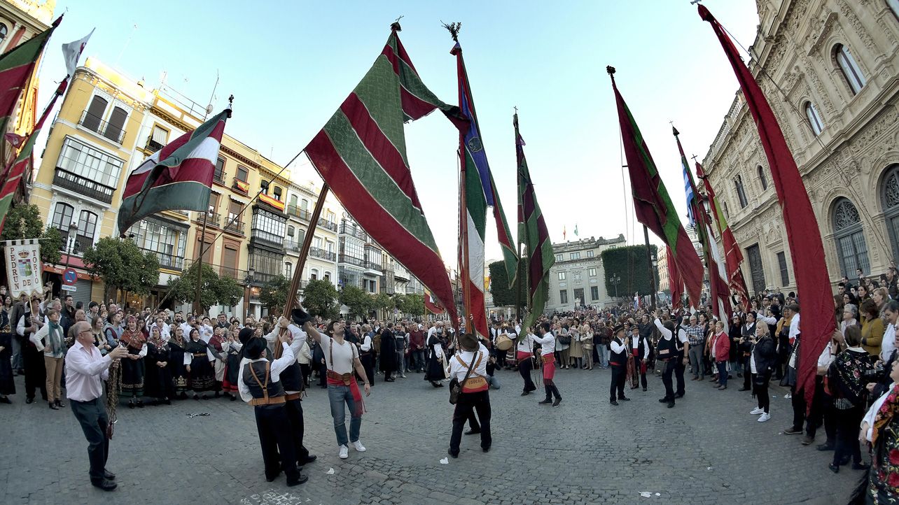 Cerca de 300 personas recorrieron las calles más emblemáticas de Sevilla. | JOSÉ MANUEL SERRANO (ABC)
