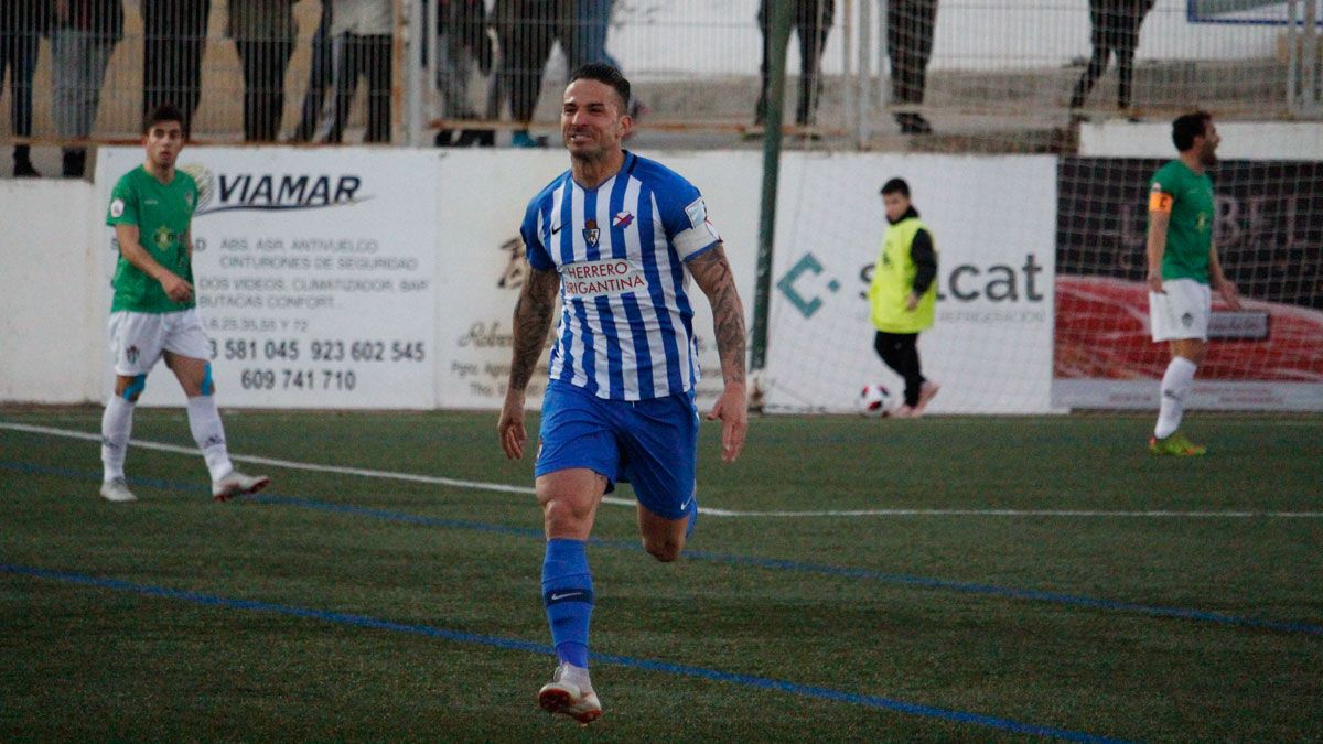 Ríos Reina celebra el primer gol de la Deportiva ante el Guijuelo. | ARAI SANTANA (TRIBUNA DE SALAMANCA)