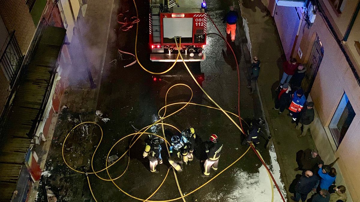 Imagen de los trabajos para sofocar el incendio. | BOMBEROS AYTO. LEÓN Imagen de los trabajos para sofocar el incendio. | BOMBEROS AYTO. LEÓN
